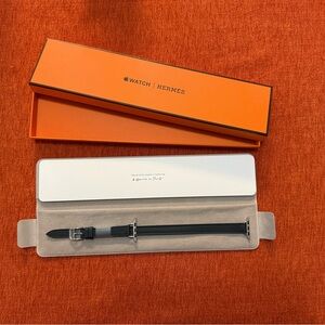 Brand new - Hermès Apple Watch 41mm Leather Band in Vert Russeau (dark green)